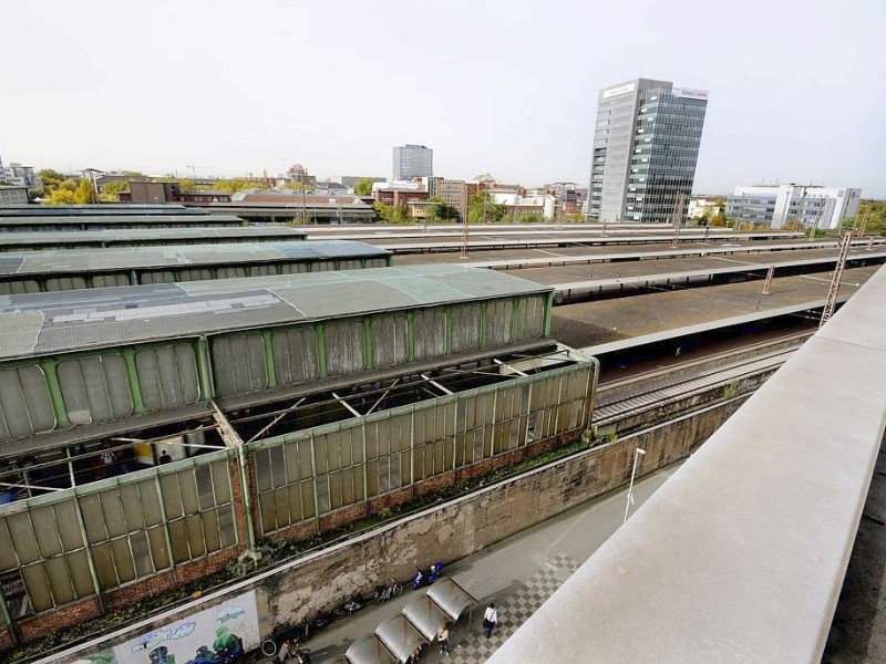 Das denkmalgeschützte, aber marode Dach über den Bahnsteigen des Duisburger Hauptbahnhofs wird abgerissen, der Bau des neuen Dachs wird wohl frühestens 2017 beginnen. Foto: Stephan Eickershoff