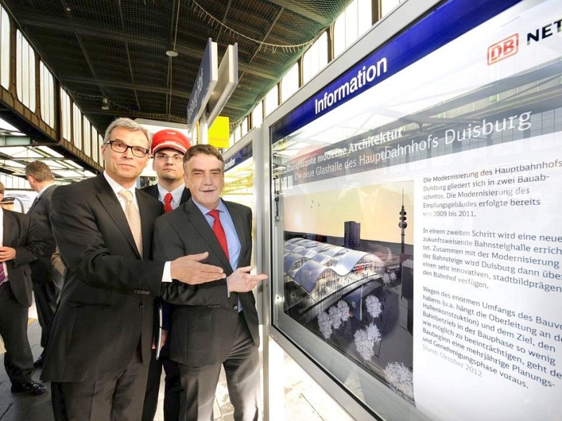 Bahnhofs-Chef Martin Sigmund (links) erläuterte Minister Michael Groschek am Freitag die Pläne für den Bahnhofsneubau. Foto: Stephan Eickershoff / WAZ Fotopool