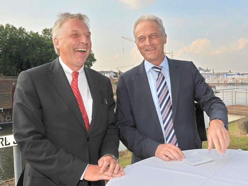 Gut lachen hat Erich Staake, der Vorstandsvorsitzende der Duisburger Hafen AG, hier bei einem Besuch von Verkehrsminister Peter Ramsauer. Wie schon 2010 ist Staake der höchst dotierte Stadt-Manager in Duisburg.