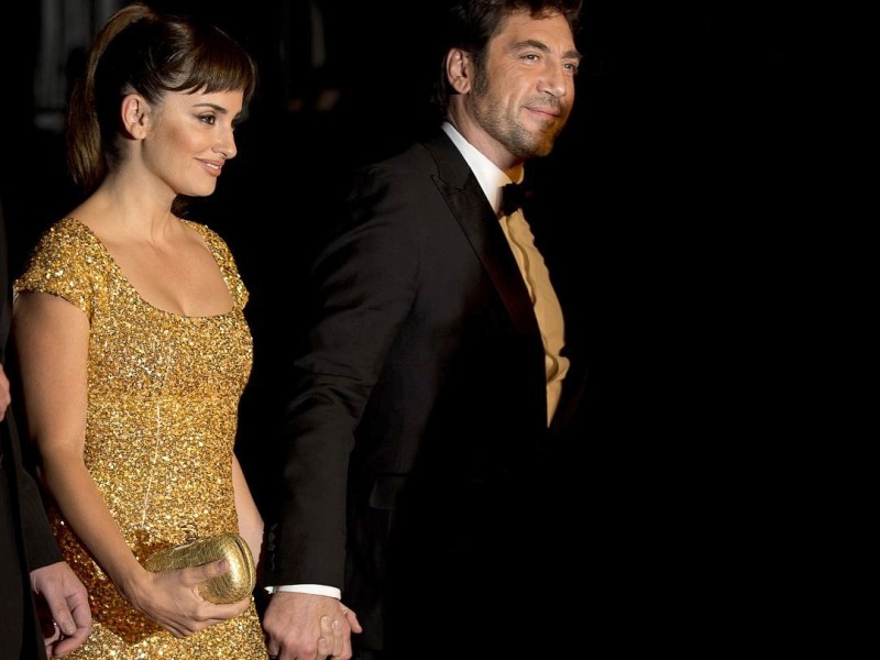 Javier Bardem (r.) mit seiner Frau, der spanischen Schauspielerin Penelope Cruz, bei der Filmpremiere von Skyfall in der Royal Albert Hall in London.