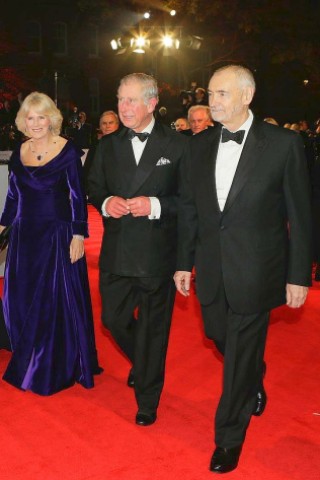 Prinz Charles und seine Frau Camilla kommen mit dem Filmproduzenten Michael G. Wilson zu der Premiere von Skyfall.