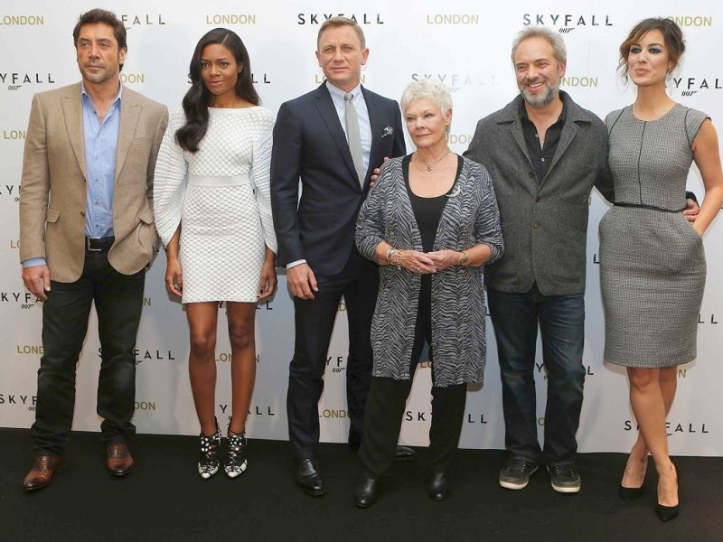 Die Schauspieler (v.l.) Javier Bardem, Naomie Harris, Daniel Craig, Judy Dench, Regisseur Sam Mendes und Schauspieler Berenice Marlohe bei der Premiere des neuen James Bond Films Skyfall in London.