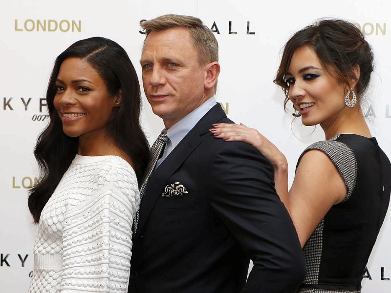 Daniel Craig mit den Schauspielerinnen Naomie Harris (l.) und Berenice Marlohe bei der Filmpremiere von Skyfall in London..