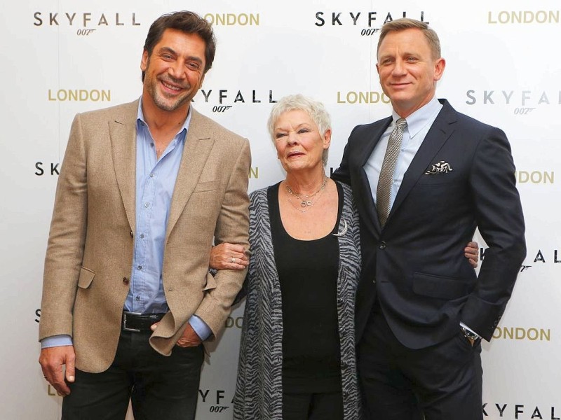 Javier Bardem mit Judy Dench und Daniel Craig (v.l.) bei der Filmpremiere von Skyfall in London.