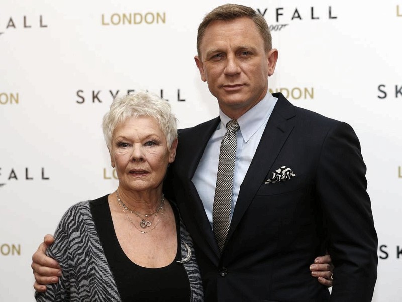 Judy Dench mit Daniel Craig bei der Filmpremiere von Skyfall in London.