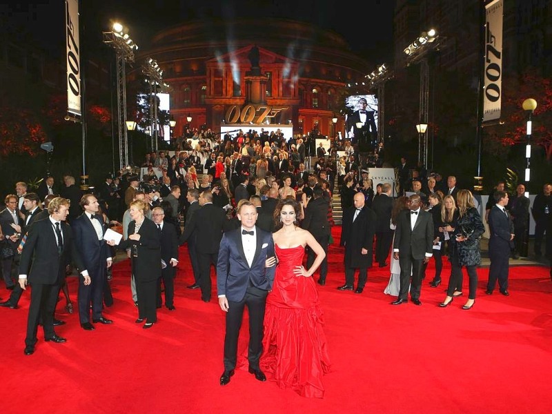 Daniel Craig mit der französischen Schauspielerin Berenice Marlohe bei der Filmpremiere von Skyfall in der Royal Albert Hall in London.