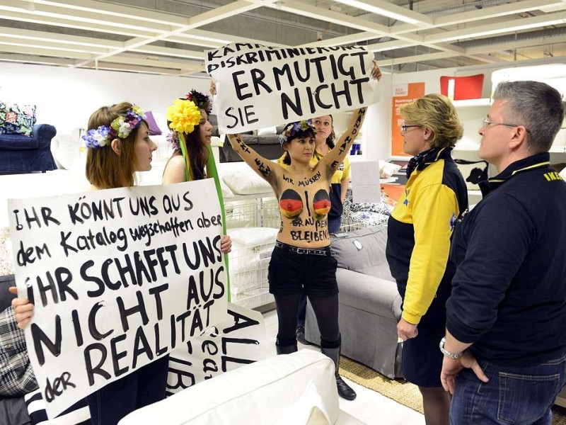 Die Mitglieder der aus der Ukraine stammenden Gruppe Femen wandten sich mit entblößten und in den deutschen Farben bemalten Brüsten gegen das Verhalten von Ikea in Saudi-Arabien. Im dortigen ...