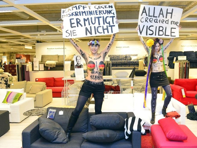 Die Aktivistinnen-Gruppe Femen protestiert bei Ikea in Hamburg.