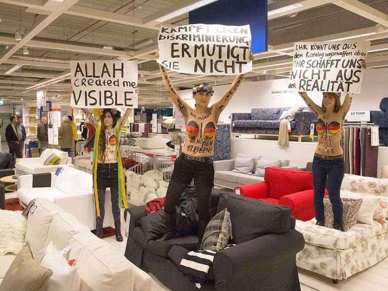 Die Aktivistinnen-Gruppe Femen protestiert bei Ikea in Hamburg.