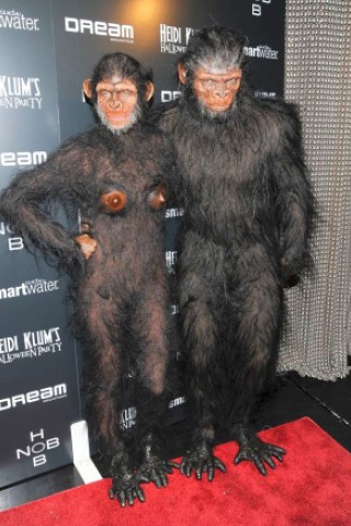 2011 feierte sich gleich zweimal Halloween. Bei der zweiten Party kam sie mit Seal im Affen-Kostüm.