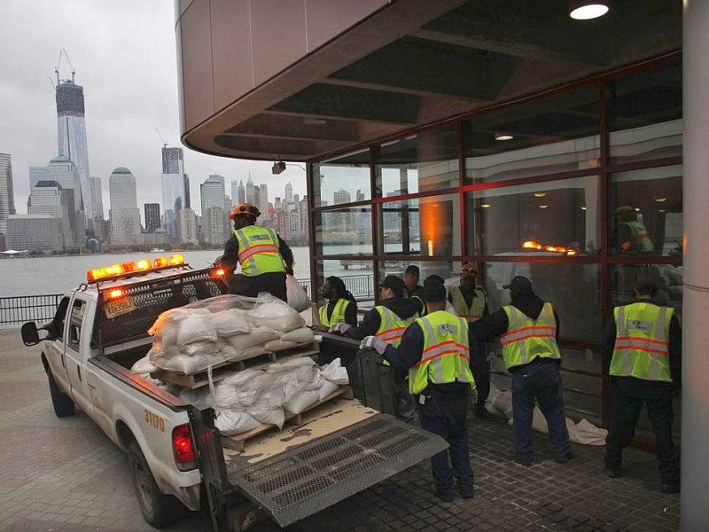 An der Ostküste der USA bereiten sich die Menschen auf den herannahenden Hurrikan Sandy vor.
