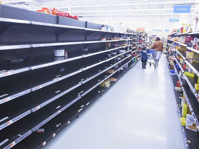 Die Regale in den Supermärkten in New York sind leer gekauft, die Menschen wappnen sich für den Sturm.