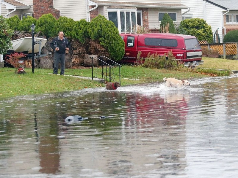 An der Ostküste der USA bereiten sich die Menschen auf den herannahenden Hurrikan Sandy vor.