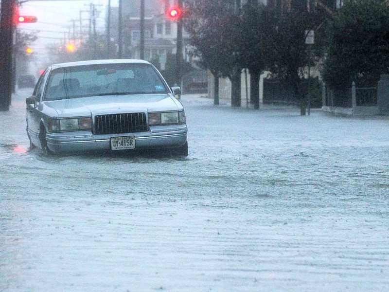 Bereits am Montag hatte Hurrikan Sandy in Atlantic City, rund 200 Kilometer südlich von New York, für Überschwemmungen gesorgt.
