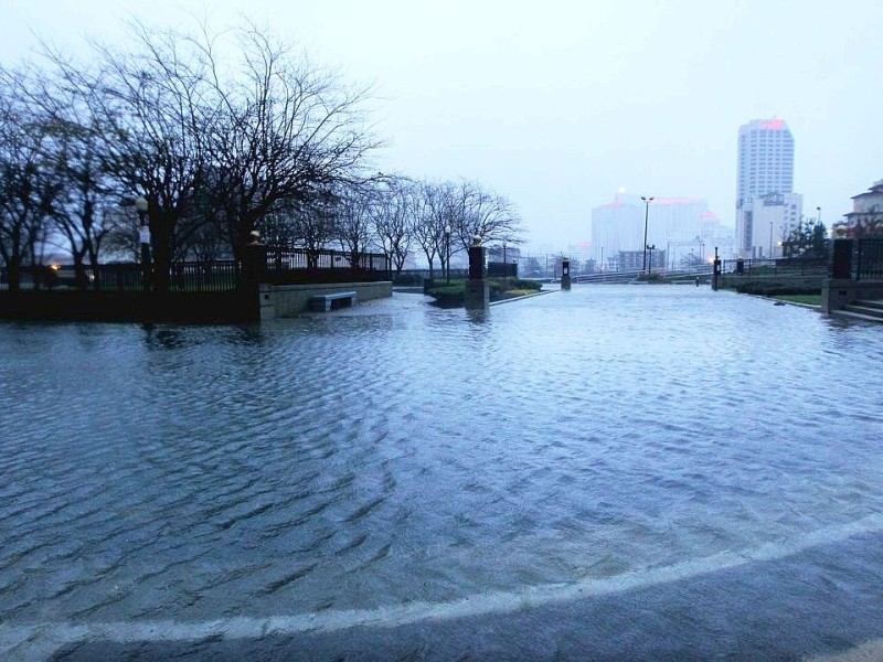 Hurrikan Sandy hat in Atlantic City, rund 200 Kilometer südlich von New York, bereits am frühen Montagnachmittag für Überschwemmungen gesorgt.