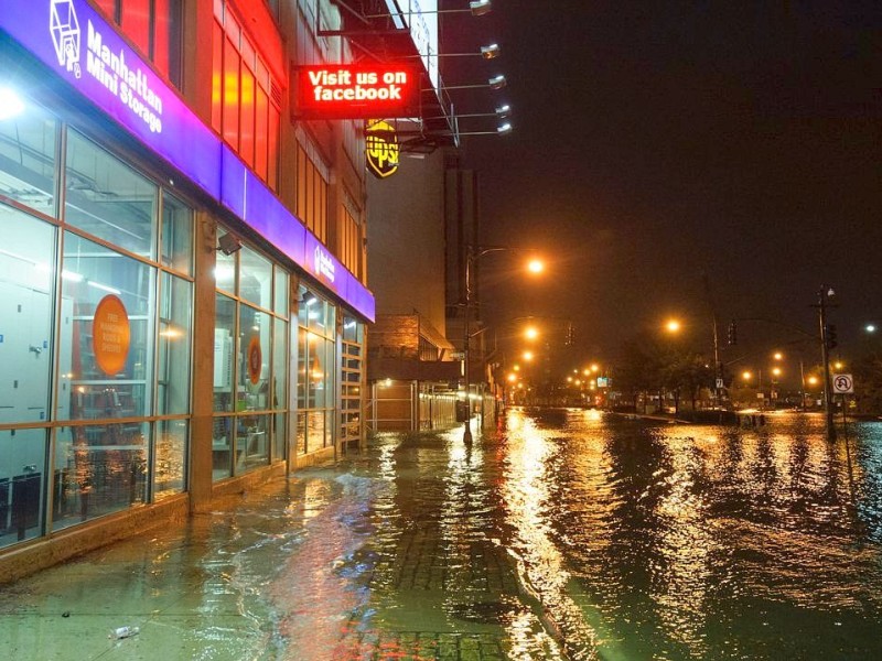 ...die Sandy in die Stadt drückt...