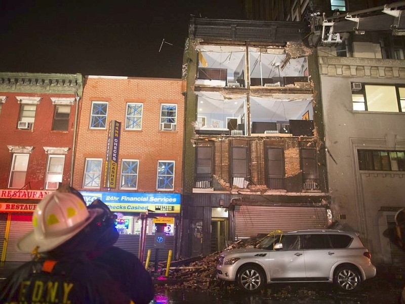 Der Sturm riss die Fassade eines Hauses in New York ein...