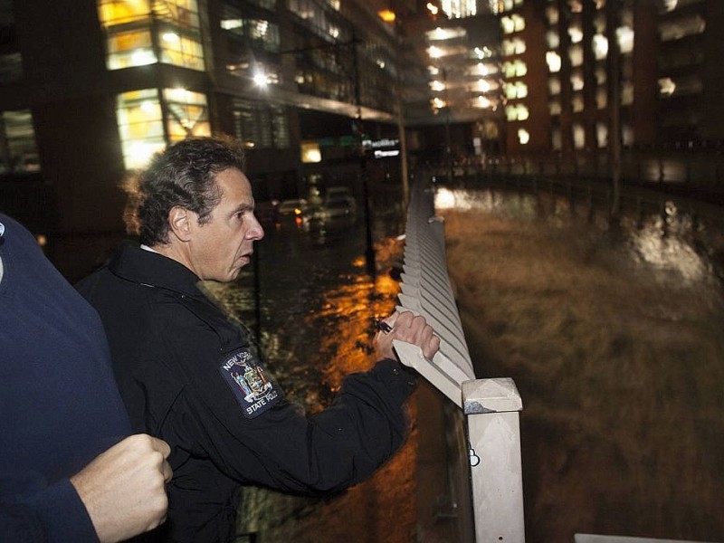 New Yorks Gouveneur Andrew Cuomo staunt über die Wassermengen...