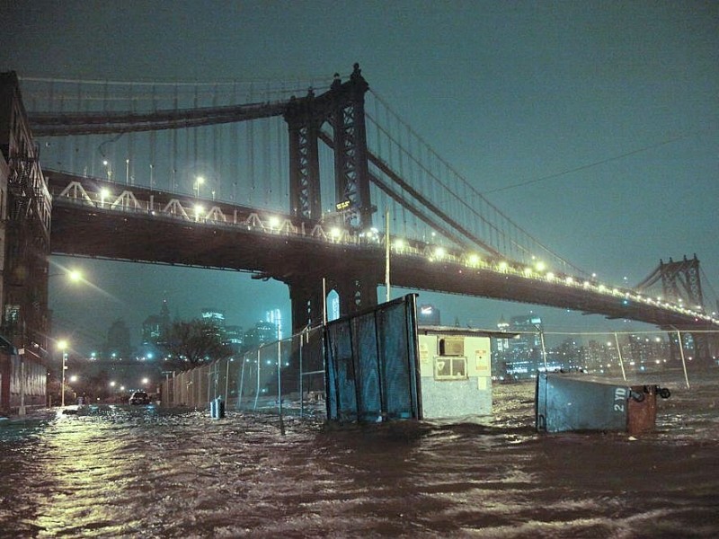 Land unter: An der Manhattan-Bridge in Brooklyn,...