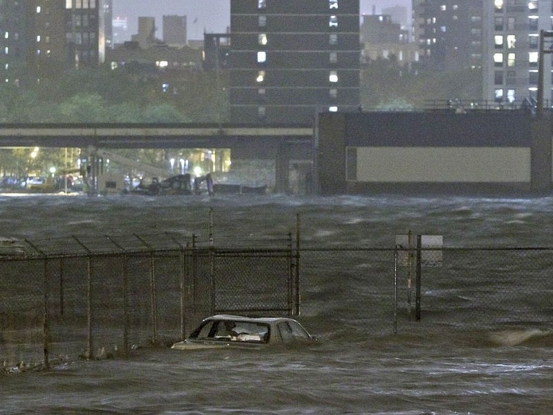 ...Parkplätze sind in New York eigentlich rar und teuer. Der hier dürfte dem Besitzer dieses Autos noch teurere kommen.