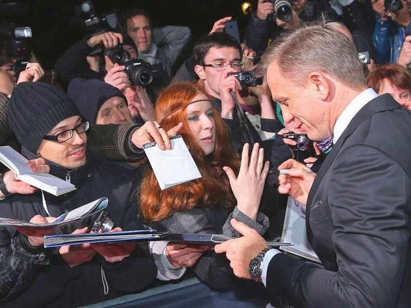 Trotz des kalten Wetters harrten die Bond-Anhänger bereits seit den Nachmittagsstunden am Roten Teppich aus, um Craig und Bond-Girl Bérénice Marlohe zu sehen. Mit viel Glück bekamen sie auch noch ein Autogramm von James Bond Darsteller Daniel Craig.