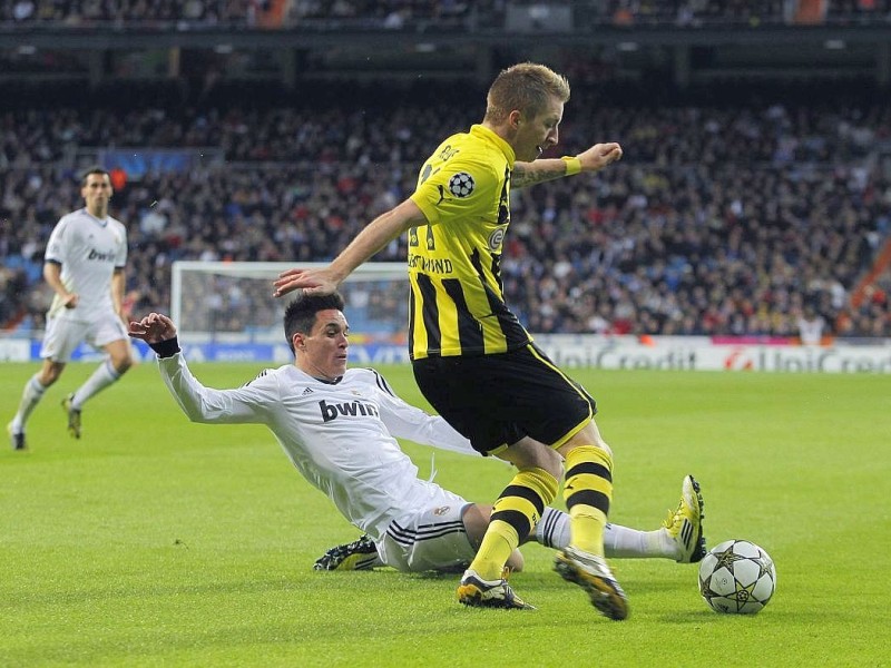 Real Madrid's Jose Maria Callejon, left, in action with Borussia Dortmund's Marco Reus, right, during a Group D Champions League soccer match at the Santiago Bernabeu stadium in Madrid, Spain, Tuesday, Nov. 6, 2012. (AP Photo/Andres Kudacki)