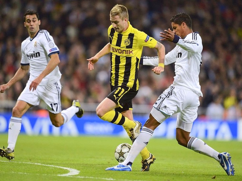 Real Madrid's French defender Raphael Varane (R) vies with Borussia Dortmund's striker Marco Reus during the UEFA Champions League football match Real Madrid FC vs Borussia Dortmund at the Santiago Bernabeu stadium in Madrid on November 6, 2012.   AFP PHOTO/ PIERRE-PHILIPPE MARCOU
