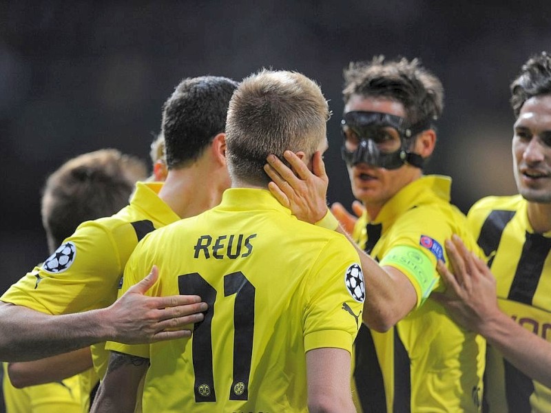 MADRID, SPAIN - NOVEMBER 06:  Marco Reus of Borussia Dortmund is ocngratulated by team-mates after scoring the opening goal of the UEFA Champions League Group D match between Real Madrid and Borussia Dortmund at Estadio Santiago Bernabeu on November 6, 2012 in Madrid, Spain.  (Photo by Denis Doyle/Getty Images)