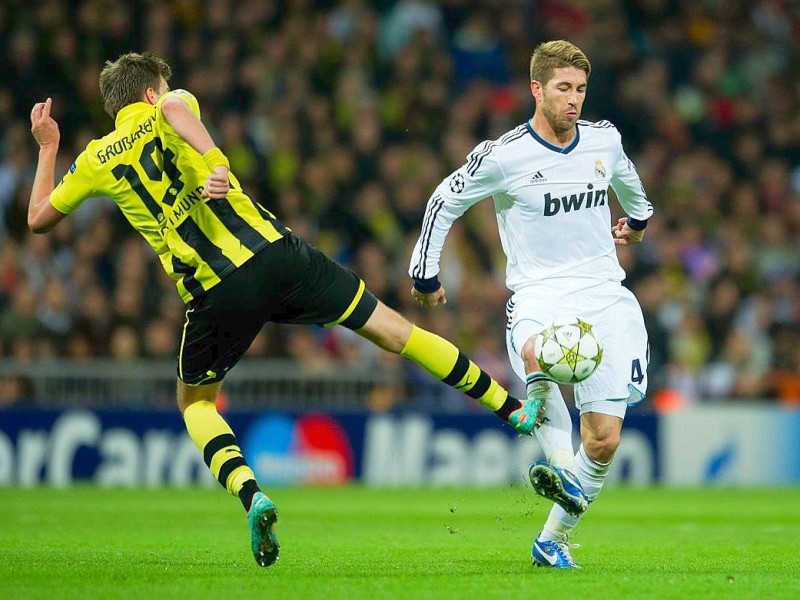 MADRID, SPAIN - NOVEMBER 06: Kevin Grosskreutz (L) of Borussia Dortmund duels for the ball with Sergio Ramos of Real Madrid during the UEFA Champions League group D match between Real Madrid and Borussia Dortmund at Estadio Santiago Bernabeu on November 6, 2012 in Madrid, Spain.  (Photo by Jasper Juinen/Getty Images)
