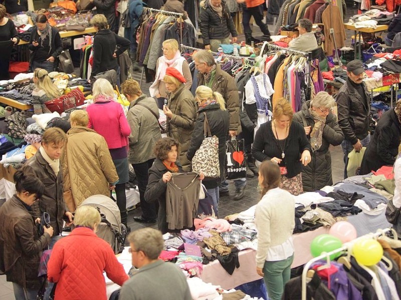 Ein Second-Hand-Mode-Markt von Frauen fuer Frauen findet am Sonntag, 18. November 2012, in der Europahalle in Castrop-Rauxel statt. Foto: Thomas Goedde / WAZ FotoPool