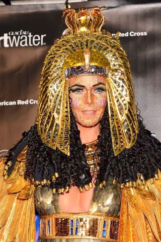 Immer ein Hingucker: Heidi Klum feiert im Jahr 2012 als ägyptische Königin Kleopatra ihre Haunted Holiday Party in New York und...