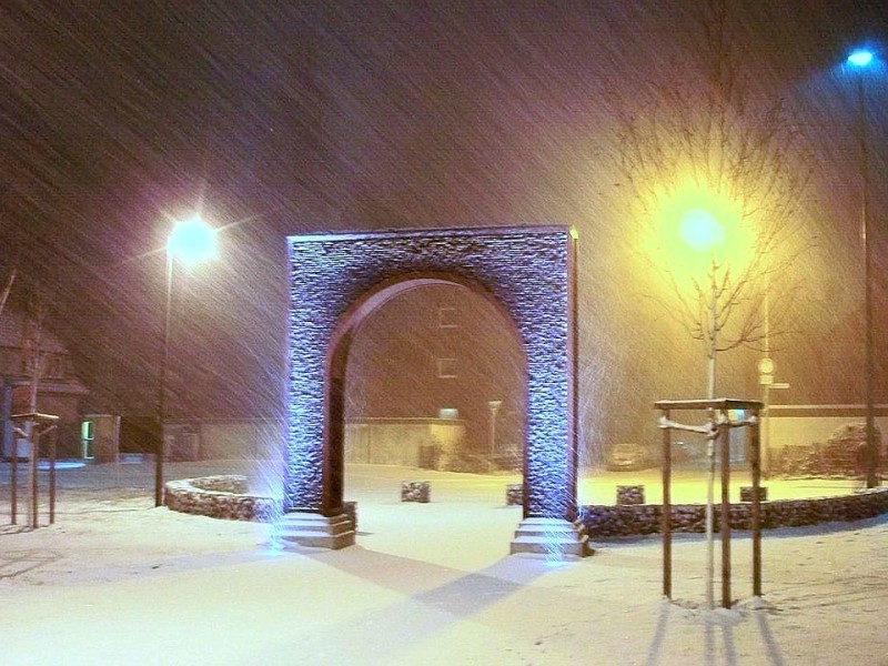 Dieses Bild ist bei starkem Schneetreiben im Kultur- und Freizeitpark Unser-Fritz in Wanne-Eickel entstanden. Zu sehen ist der Triumphbogen der Kohle von Helmut Bettenhausen.