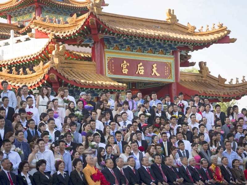 In Kuala Lumpur haben 200 Pärchen in einem chinesischen Tempel geheiratet.