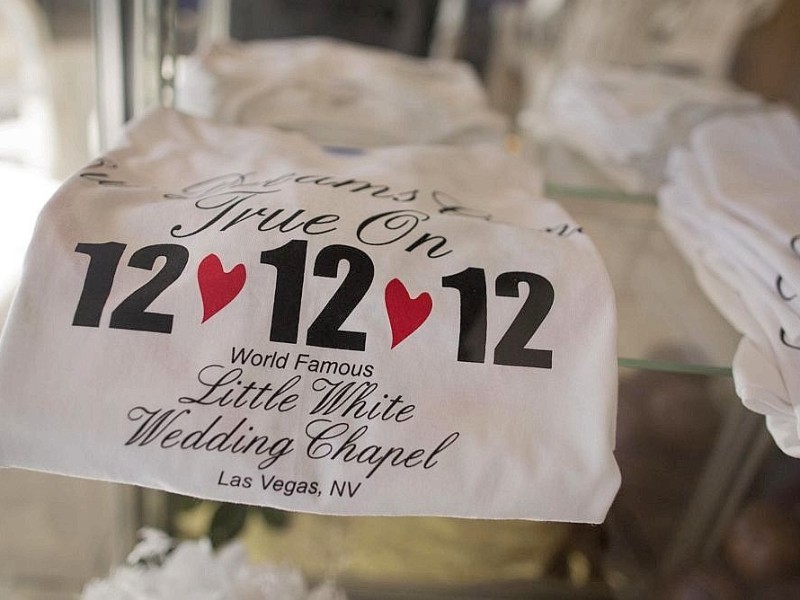 Wer heute in Las Vegas heiratet, bekommt sogar die passenden „Fanartikel“ dazu.