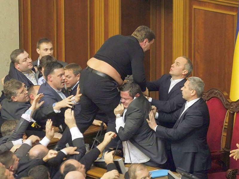 Tumulte haben die erste Sitzung des neuen Parlaments in der Ukraine am Mittwoch überschattet.