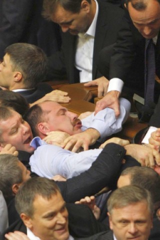 Abgeordnete von drei Oppositionsfraktionen, darunter der Partei Udar (Schlag) von Boxweltmeister Vitali Klitschko, blockierten wiederholt die Präsidiumstribüne, um…