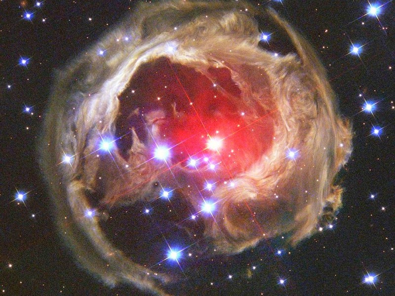 Das Hubble Weltraumteleskop wurde 1990 gestartet und liefert seit dem regelmäßig spektakuläre Bilder. Hier im Bild eine rote Nova im Sternbild Einhorn.