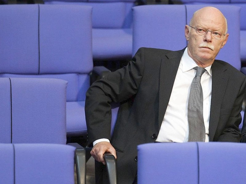 ...Über 30 Jahre war Struck im Bundestag aktiv. 2009 beendete er seine Zeit als Abgeordneter...