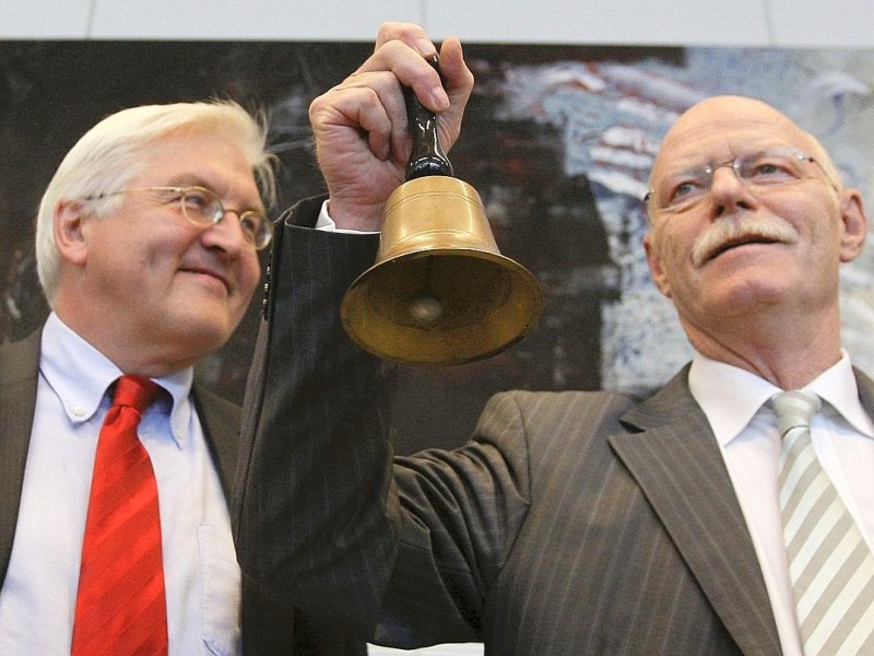 ...und gab das Amt am 29. September 2009 an Frank-Walter Steinmeier (li.) weiter...