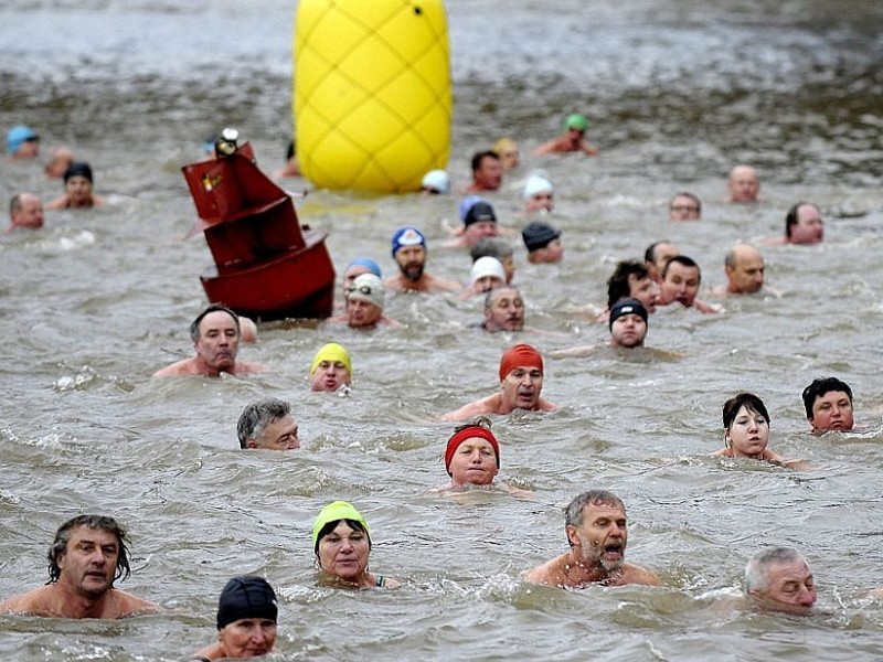 ...müssen die Teilnehmer des traditionellen Weihnachts-Schwimmwettbewerbes in Prag sein - sollte man zumindest meinen. Vielleicht sind sie auch einfach nur ungemein abgehärtet, denn...