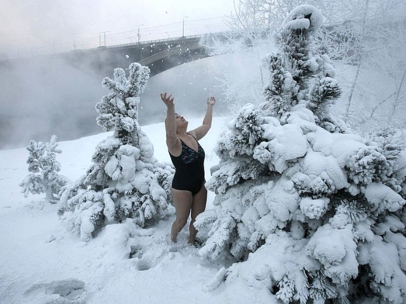 ...der Brauch, bei Frost im Freien zu Baden, ist ja weit verbreitet: Lyubov Valiyeva tut's in Sibirien und...