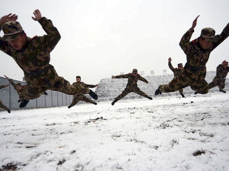 ...in China paramilitärische Polizisten sich beim Winter-Training in den Schnee werfen müssen. Da sieht der...