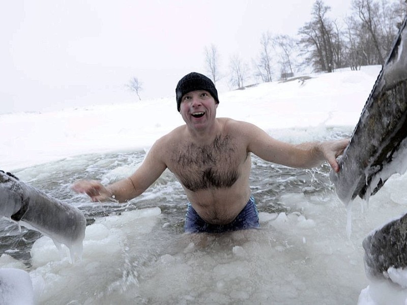 ...Kai Kubierske aus Bonn lässt es sich auch nicht nehmen, sich im Finnland-Urlaub zu erfrischen. Das nennt man dann wohl Bademütze. In...