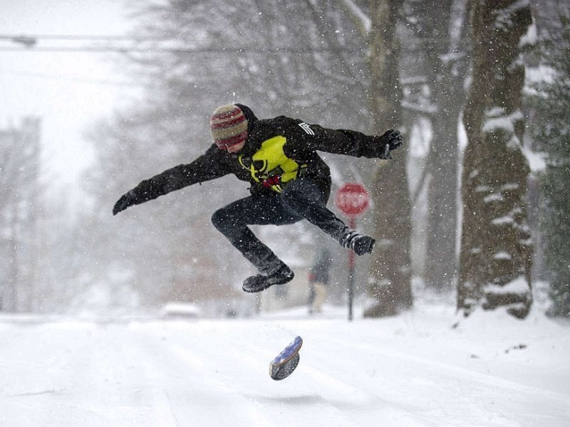 Die Stadt Pittsburgh im US-Bundesstaat  Pennsylvania ist eigentlich nicht als beliebtes Ziel für Snowboarder bekannt, aber nach den jüngsten Schneefällen hat der 17-jährige Chandler auch mitten auf der Straße mit seinem Snowboard Spaß. Kalt...