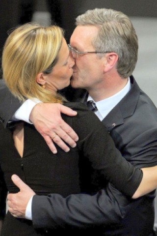 Die schönsten Bilder der Wulffs: Der neue Bundespräsident Christian Wulff (CDU) umarmt seine Frau Bettina am 30. Juni 2010 nach seiner Wahl zum Bundespräsidenten.