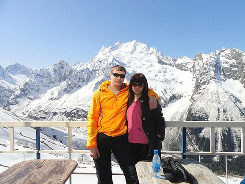 Dieses Foto zeigt Unfallopfer Denis Burakov und seine Frau während des gemeinsamen Winterurlaubs, der Burakov zum Verhängnis werden sollte.