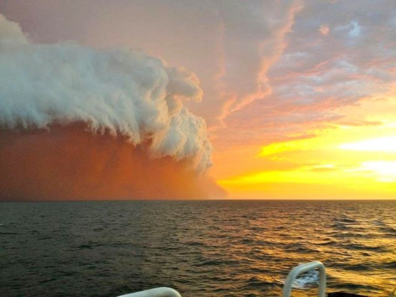 Der Zyklon Narelle bedroht Austalien. Dieses Foto gelang einem Seemann vor der Küste.