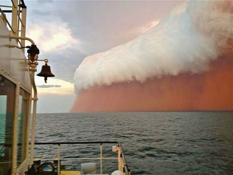 Vom Boot aus fotografierte er den Sturm, der vom aufgewirbelten Sand rot gefärbt ist.