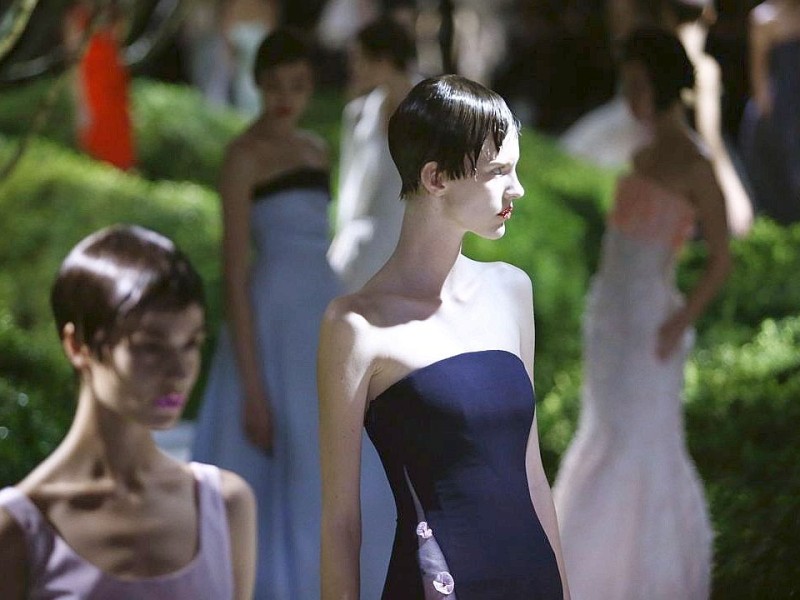 Die Modenschau von Raf Simons für Christian Dior. In Paris präsentieren bekannte Designer die neuste Mode für das Frühjahr und den Sommer 2013.