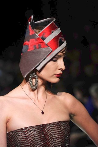 Die Modenschau von Giorgio Armani. In Paris präsentieren bekannte Designer die neuste Mode für das Frühjahr und den Sommer 2013.
